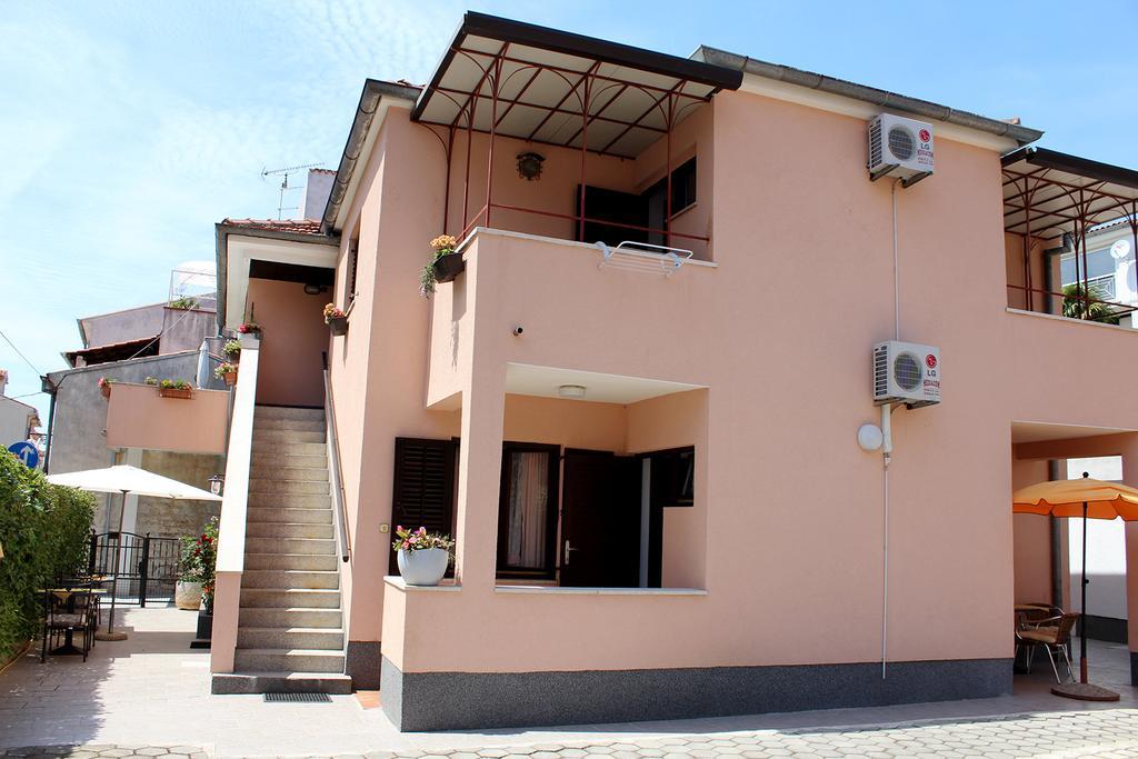Apartments Garden Ровин Екстериор снимка